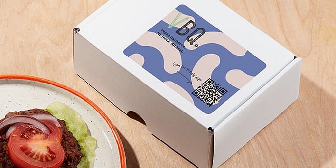 大型素食烧烤品牌矩形贴纸，包装上有QR码